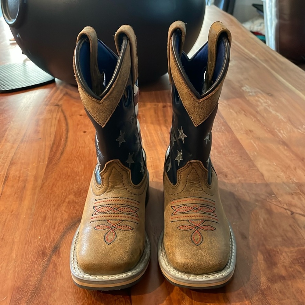 Toddler size 9 Cody James cowboy boots